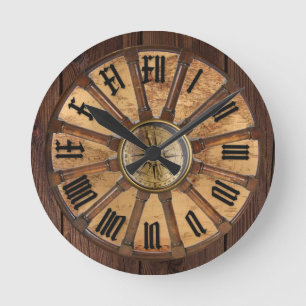 Ronde roue de navire, boussole et carte du monde horloge