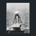Rooftop Balancing Act, 1910 Postkarte<br><div class="desc">Ein Stuntman spielt einen Balanceakt hoch über den Straßen von New York City. 1910.</div>