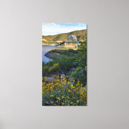 Roosevelt Lake Bridge Arizona Gelbe Wildblumen Leinwanddruck