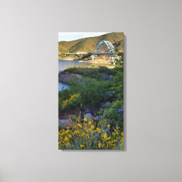 Roosevelt Lake Bridge Arizona Gelbe Wildblumen Leinwanddruck