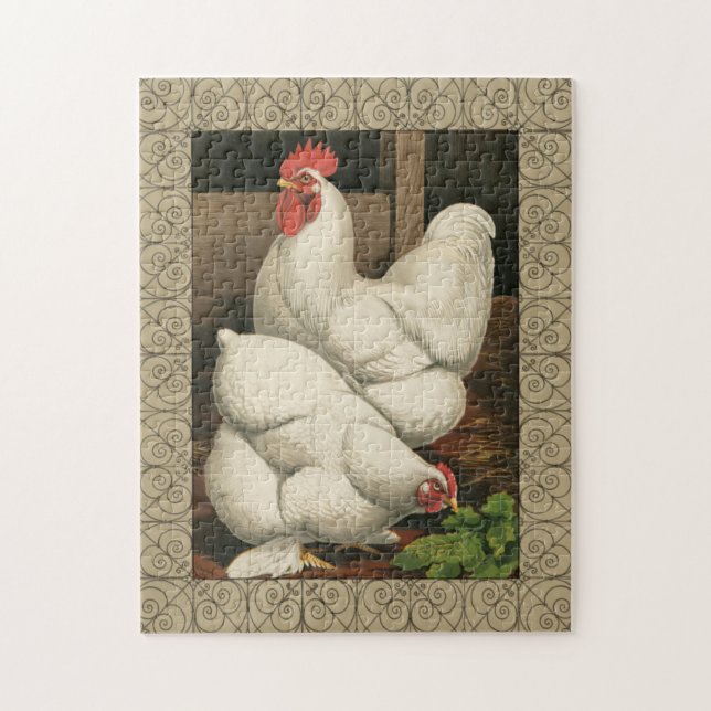 Roosters & Hen außerhalb von Hen House mit weißer  (Vertikal)