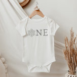 RORY Snowflake ONE 1st Birthday Party Baby Strampler<br><div class="desc">Dieser Baby-One-Jumper verfügt über eine silberne glitzernde Schneeflocke und das Wort "eins" für eine Winter-Wunderland-Geburtstagsparty. Pair mit allem aus der Rory-Kollektion für eine zusammenhängende geschlechtsneutrale 1. Geburtstagsfeier.</div>