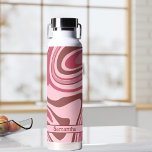 Rosa Abstrakte Retro-Wavy-Linien Trinkflasche<br><div class="desc">Fun pink,  mauve und cranberry wavy Linien entworfen Wasserflasche. Unsere groovy Wirblen Linien sind ein Rückruf in das Retro-Design der 60er und 70er Jahre. Wir haben einen Platz hinzugefügt,  um deinen Namen hinzuzufügen.</div>