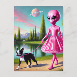 Rosa Alien, die ihre Boston Terrier betritt Postkarte
