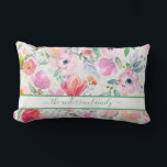 Rosa Aquarellblumen - Familienname Lendenkissen<br><div class="desc">Romantischer, böhmischer, boho-Stil. Weiche, feminine Blume in Rosa, Grün und Pfirsichfarben mit grünem Blattwerk auf weißem Hintergrund. Personalisieren und fügen Sie Ihren Namen oder Familiennamen mit einem modernen, grünen Schrift mit Schriftzeichen mit Swashes hinzu. Um die Swashes behalten, löschen Sie nur den Beispielnamen, verlass die Leerzeichen oder Emoji's vor und...</div>