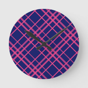 Rosa auf blauem Karomuster-Linien-Design Runde Wanduhr