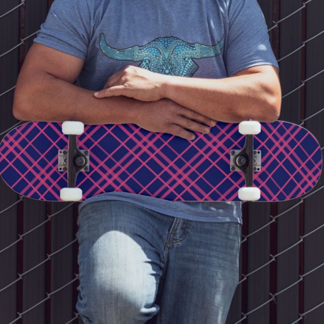 Rosa auf blauem Tartan Kariertes Muster Skateboard (Von Creator hochgeladen)