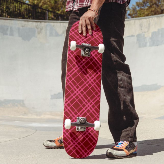 Rosa auf dem Maroon Red Tartan Kariertes Muster Skateboard (Von Creator hochgeladen)