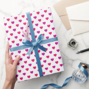 Rosa auf weißes kleines Herz-gemustertem Geschenkpapier