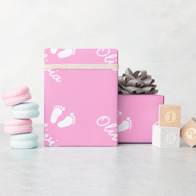Rosa Babyspuren, die Papier mit Mädchenname verpac Geschenkpapier (Babyparty)