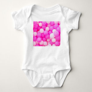 Rosa Balloons festes Hintergrunddesign. Baby Strampler