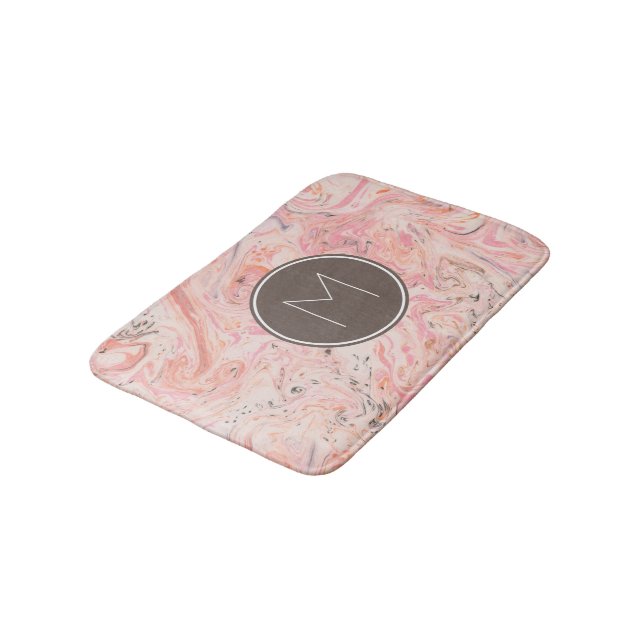 Rosa Beige graue Marmormonogramm Bath Mat Badematte (Schrägansicht)