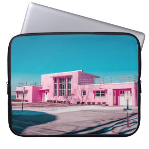 Rosa Beton Gebäude unter blauem Himmel Laptopschutzhülle