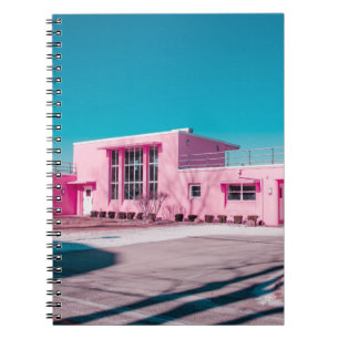 Rosa Beton Gebäude unter blauem Himmel Notizblock