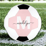 Rosa Bezeichnung Monogramm Fußball<br><div class="desc">Erstellen Sie Ihr eigenes Monogramm für den rosafarbenen Fußball. Dieses sportliche Design besticht durch ein klassisches Schwarz-Weiß-Fußball-Set vor einem weichen, rosa Hintergrund. Ein fett weißer Initial wird mit Ihrem Namen in einem sauberen schwarzen Skript gepaart, um einen lustigen und stilvollen Look zu erhalten. Alle Farben können auf Ihren Stil angepasst...</div>