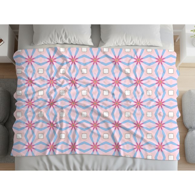 Rosa, blau und weiß geometrisch gemustert  fleecedecke (Von Creator hochgeladen)