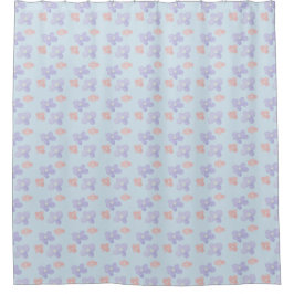 Rosa blaue Blumen auf Pastellblau Duschvorhang