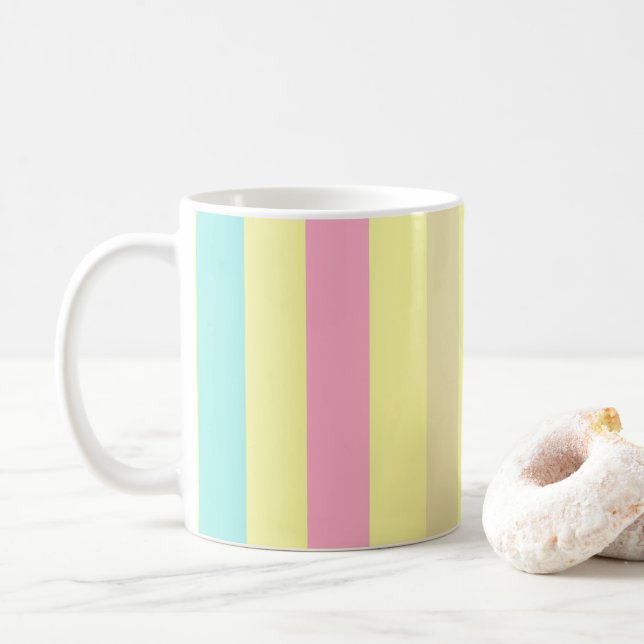 Rosa, blaue und braune Streifen auf Gelb Kaffeetasse (Mit Donut)