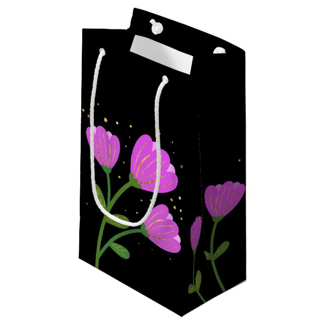 Rosa Blume auf der schwarzen Geschenktasche Kleine Geschenktüte (Vorderseite Schrägansicht)