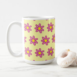 Rosa Blume auf der Tasse des Gelben Kaffees
