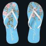 Rosa Blume Blau Hintergrund Hochzeitsgeschenke Flip Flops<br><div class="desc">Die Flops sind mit rosa Blume Illustration auf hellblauem Hintergrund und einem klassischen Hochzeitstil Typografie. Dieses elegante Flip-Flops-Paar ist ein wunderschönes und unvergessliches Geschenk für das Mitglied des Brautparty: Brautstamm, Brautmädchen, Brautmutter, Trauzeugin... und ein stilvolles Glam zu Ihrem Hochzeitstag, Junggeselinnen-Abschied oder anderen Feiern. -Zeile Anpassen mit dem Text mithilfe der...</div>