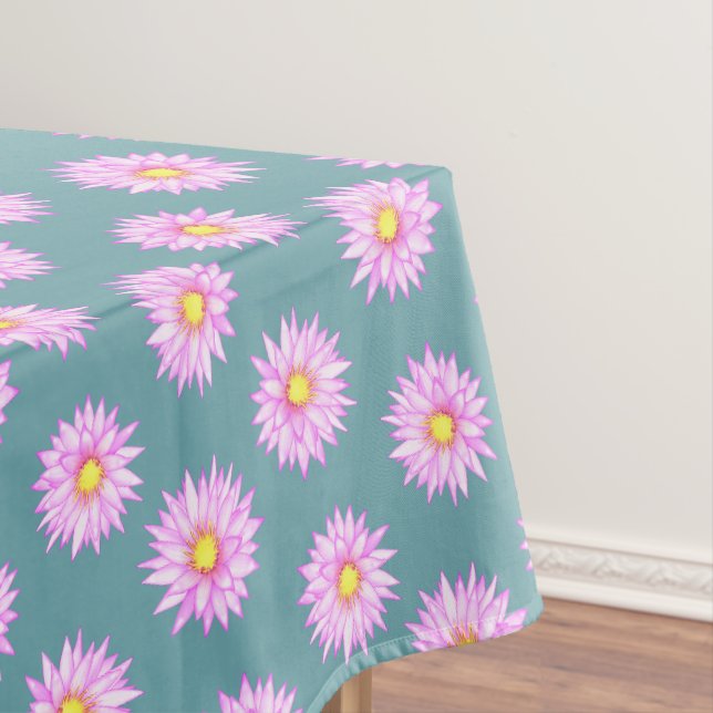 Rosa Blume der Wasserlilie auf Aquamarinen Tischdecke (Beispiel)