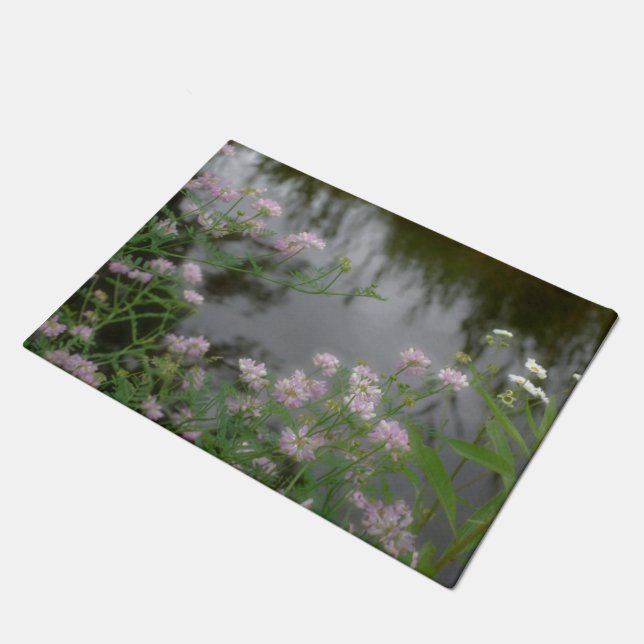Rosa Blume in der Nähe der Wassernatur Fußmatte (Schrägansicht)