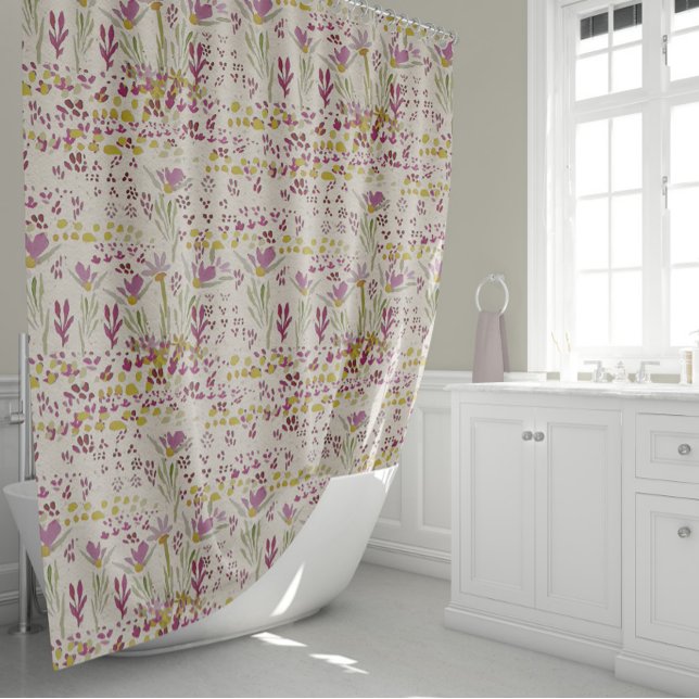 Rosa Blume mit gelben Mittelpunkten auf einer Wies Duschvorhang (Pink Flowers With Yellow Centers In A Meadow Shower Curtain by Jenn Steffen for Studio Posies.)