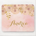 Rosa Blume mit Goldfolie Akzent Personalisiert Mousepad<br><div class="desc">Fügen Sie Ihrem Arbeitsbereich mit diesem personalisierten Blumenmousepad einen weiblichen Akzent hinzu. Die Rose Rosa und Elfenbein sind mit Blätter und Akzenten aus Goldfolie versehen. Personalisieren Sie das Programm durch Hinzufügen eines Namens oder einer kurzen Wortgruppe. Diese goldene Folie mit Blumenmousepad wird als Geschenk perfekt sein.</div>