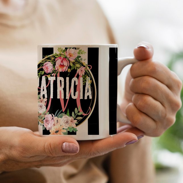 Rosa Blume schwarz-weiß Streifen Monogramm Kaffeetasse (Von Creator hochgeladen)