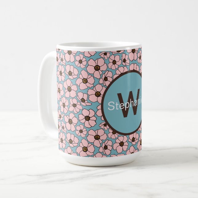 Rosa Blumen auf Blau mit Monogramm  Kaffeetasse (Vorderseite Links)