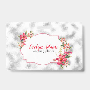 Rosa Blumen und unscharfes Silberglas Ausweis