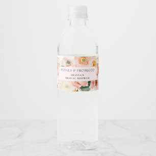 Rosa Blumenblätter und Prosecco-Brautparty