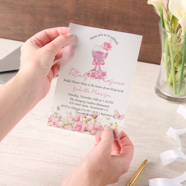 Rosa Blumenblätter und Prosecco-Brautparty (Handgehalten)