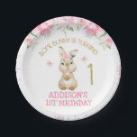 Rosa Blumenzauber Bunny Gold Ein erster Geburtstag Pappteller<br><div class="desc">Rosa Blumenzauber Bunny Gold Erstplatine 

Niedlich verwandelt sich eine thematische Geburtstagskarte mit einem niedlichen Furry-Hasen,  rosa Blumenarrangements,  zwei Schmetterlingen,  einigen Punkten und einem herausnehmbaren Imitat Goldnummer. Diese sonnige Geburtstagsfeier ist ein guter Weg,  um die Gäste zu einer anstehenden,  sonnigen Geburtstagsfeier für ein kleines Mädchen einzuladen.</div>