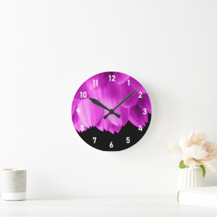 Rosa Blütenblätter auf schwarzen Blume Runde Wanduhr