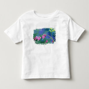 Rosa blutende Herzen im Garten. Kredit als: Kleinkind T-shirt