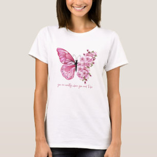 Rosa Blütenschmetterling genau dort, wo man sein m T-Shirt