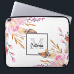 Rosa Boho Blüten Federwein gürtig mit Monogramm Laptopschutzhülle<br><div class="desc">Ein schick weißer Hintergrund mit rosa Blumen,  Rose,  Sprigs und braunen,  goldenen Federn. Sommerboho,  böhmischer Stil. Ein grau-weißer Rahmen mit Platz für Ihren Namen und Monogramm-Buchstaben. Der Name ist schwarz geschrieben mit einem modernen handgeschriebenen Schriftsatz. Monogramm-Brief in Grau. Ideal für Schule,  Arbeit,  Zuhause.</div>