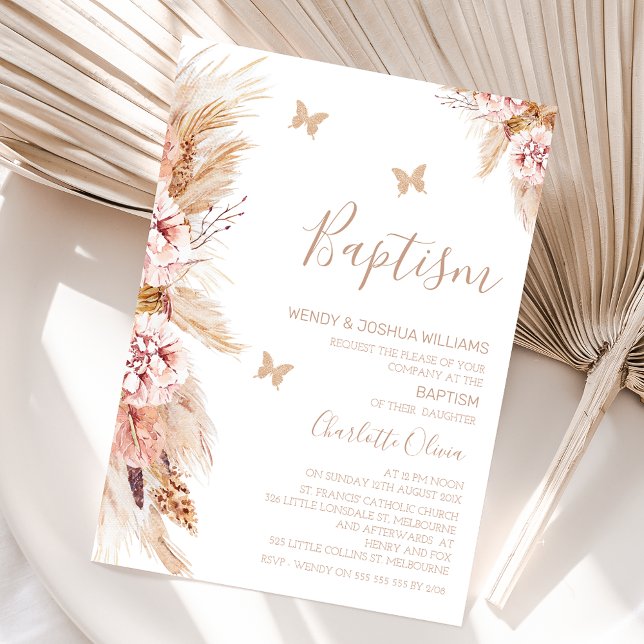 Rosa Boho Blütenblüte und Schmetterlinge Taufe Einladung (Boho floral baptism invitation for baby girl also featuring some faux gold glitter butterflies.)