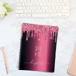 Rosa Bordeaux-Glitzer-Tropfen Monogramm 2025 Planer<br><div class="desc">Ein dunkelbordeauxroter Hintergrund mit eleganten kirschrosa Imitaten Glitzer Tropfen, Farbe Tropfen aussehen. Vorlage für ein Jahr (auf den Kopf gestellt) Personalisieren und einen Namen hinzufügen. Der Name ist in hellrosa mit einem modernen handgeschriebenen Stilskript geschrieben. Ideal für Schule, Arbeit oder Organisation Ihres Privat-/Familienlebens. Um die Swashes behalten, löschen Sie nur...</div>