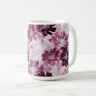 Rosa, bordeauxfarbene Blume auf staubigen rosa Kaffeetasse