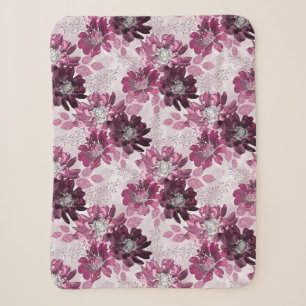 Rosa, bordeauxfarbene Blume auf staubigen rosa Sherpadecke