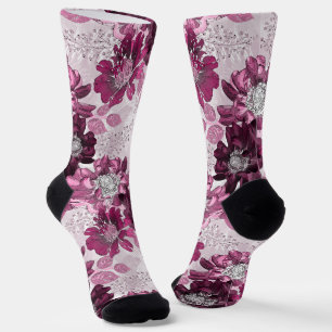 Rosa, bordeauxfarbene Blume auf staubigen rosa Socken