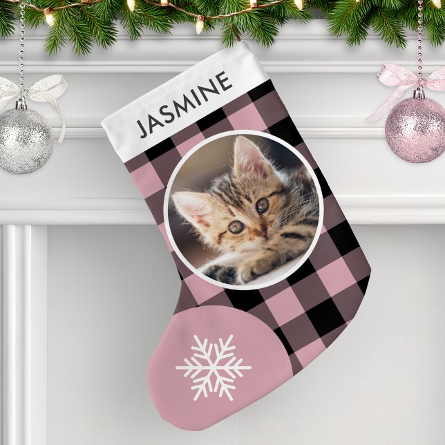 Rosa Buffalo Kariertes Cat Cat Foto Kleiner Weihnachtsstrumpf (A Christmas stocking in pink and black buffalo plaid, personalized with your cat's photo and name)