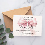 Rosa Bugcreme Geburtstagsparty Save the Date Karte<br><div class="desc">Ein modernes und elegantes Save the Date für eine Geburtstagsfeier (jeden Alters). Die Creme ist in beige gehalten und mit einem großen rosa Bogen geschmückt. Personalisieren und hinzufügen von Datum,  Ort,  Name und Alter.</div>