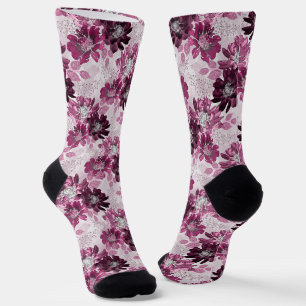 Rosa, burgunderrote Blüten auf staubigem Rosa Socken