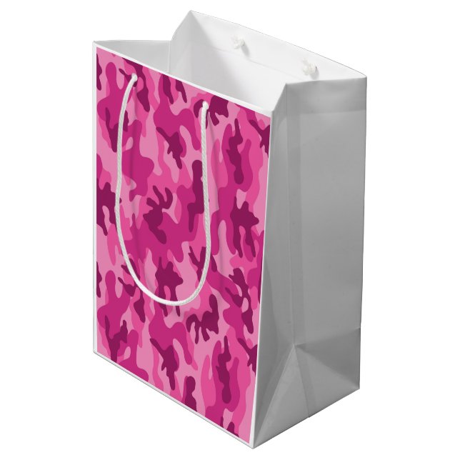 Rosa Camouflage Abenteuer Power Ihr Spaß Mittlere Geschenktüte (Rückseite Schrägansicht)