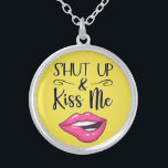 Rosa Cartoon Lippen Mischen und gelb küssen Versilberte Kette<br><div class="desc">Dieser trendige Kuss-Mich-Halskette verfügt über einen zeichn von magentafarbenen Lippen-Lippen-Lippen-Lippen-Lippen-Lippen-Lippen-Lippen-Lippen-Lippen und die Beschriftung Shut up & Kiss Me in einem modernen,  schwarzen Schriftart auf hellgelbem Hintergrund.</div>