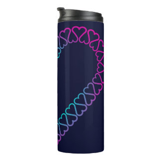 rosa cyan Herzen auf thermischem Tumbler Thermosbecher